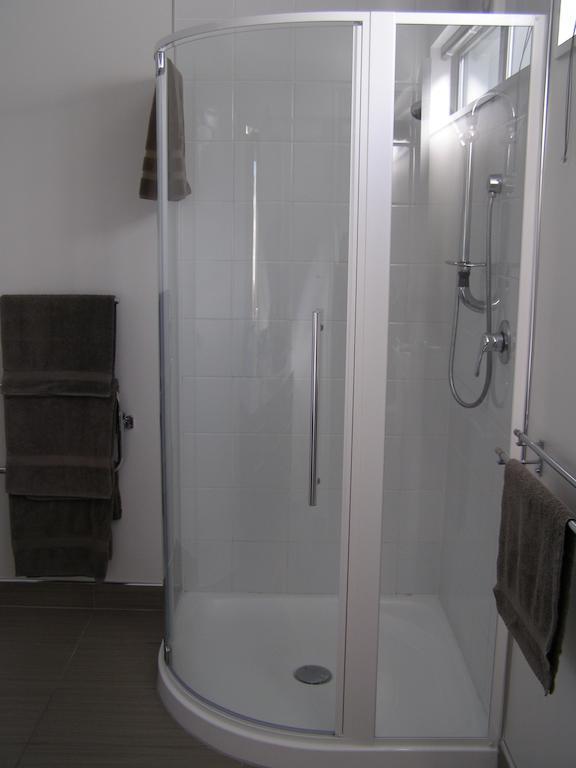 Bellano Motel Suites Christchurch Pokoj fotografie A shower enclosure