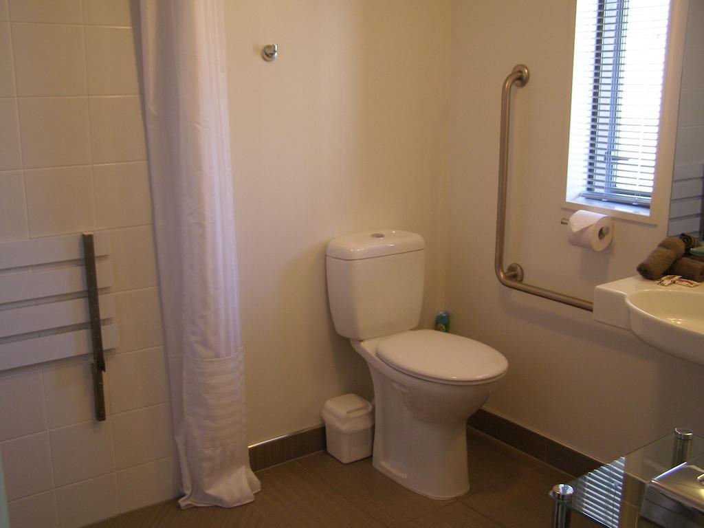 Bellano Motel Suites Christchurch Pokoj fotografie A bathroom in a hotel