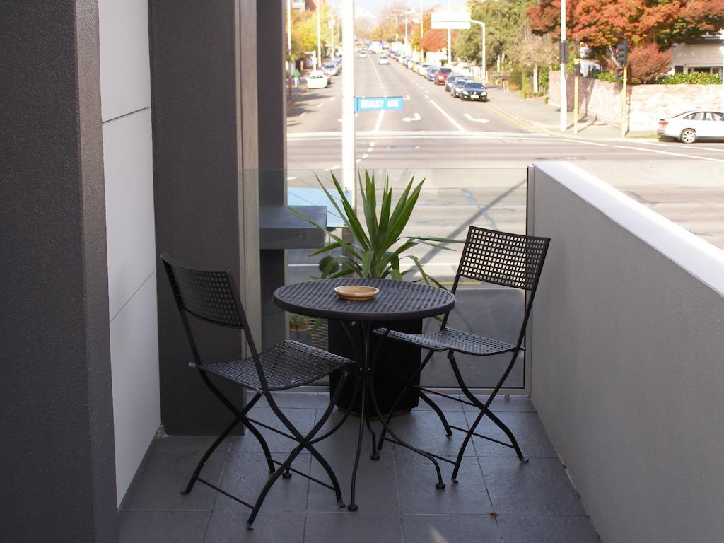 Bellano Motel Suites Christchurch Exteriér fotografie A balcony