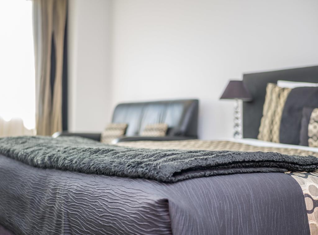 Bellano Motel Suites Christchurch Exteriér fotografie A bed with a throw