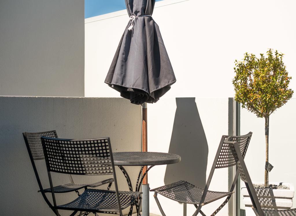 Bellano Motel Suites Christchurch Exteriér fotografie A patio set