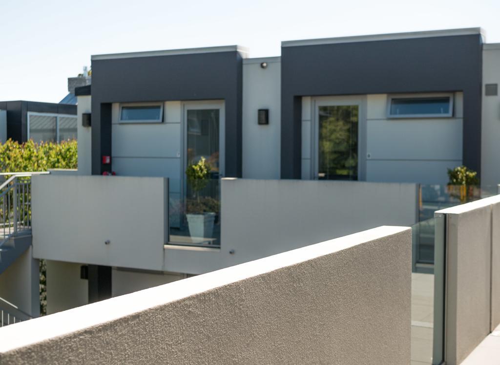 Bellano Motel Suites Christchurch Exteriér fotografie Townhouses in the complex