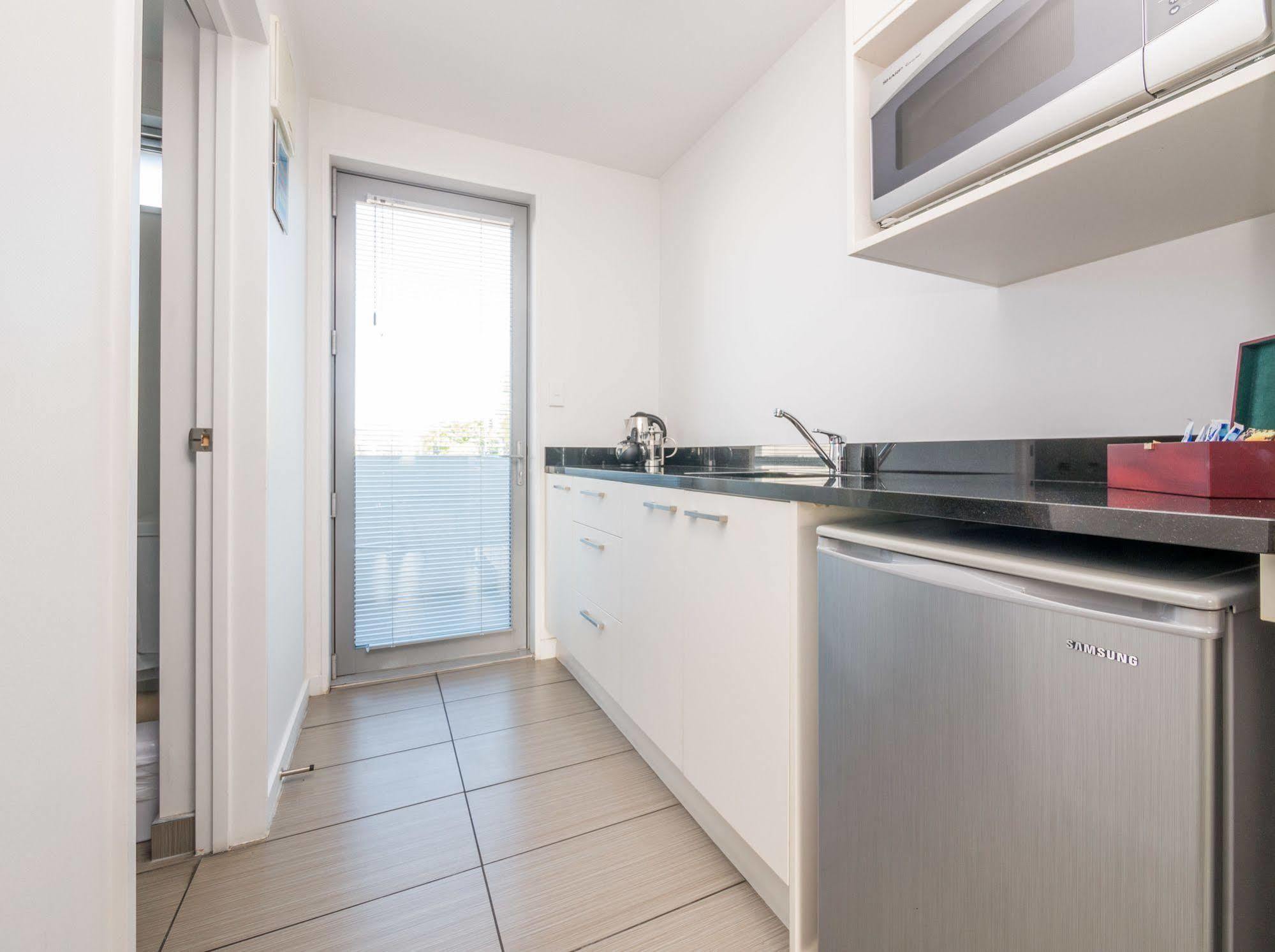 Bellano Motel Suites Christchurch Exteriér fotografie A typical kitchen in a student apartment