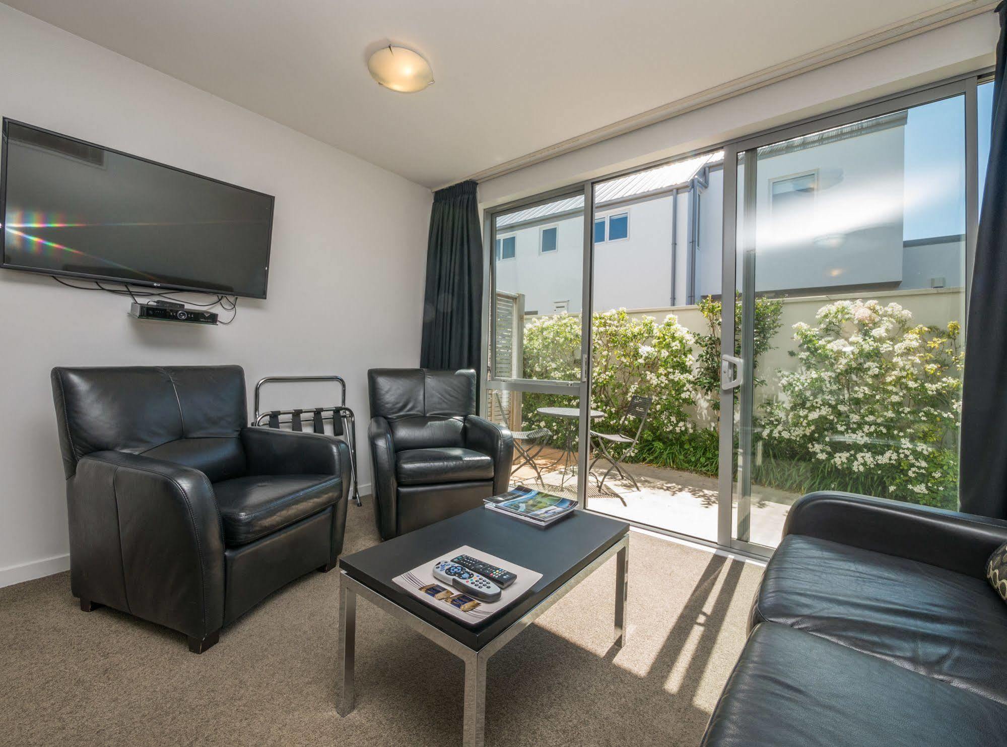 Bellano Motel Suites Christchurch Exteriér fotografie Living room at the hotel