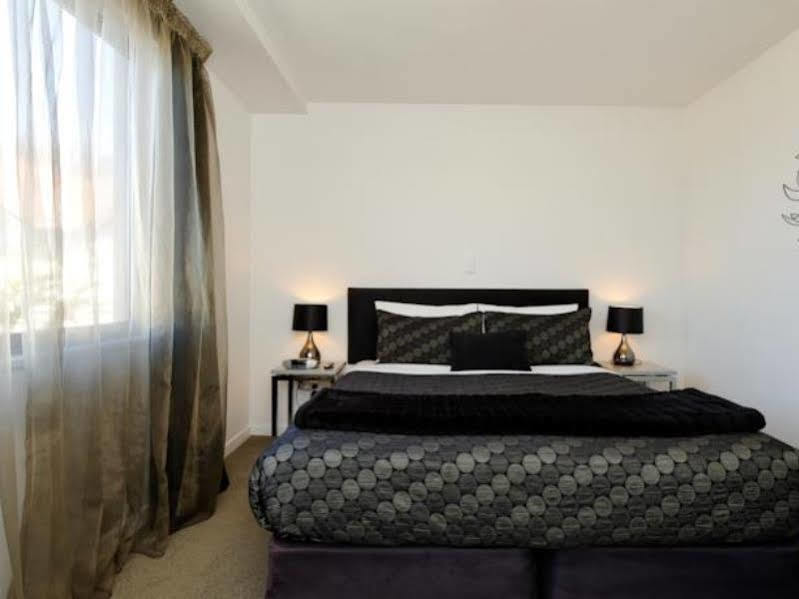 Bellano Motel Suites Christchurch Exteriér fotografie A bedroom at the hotel