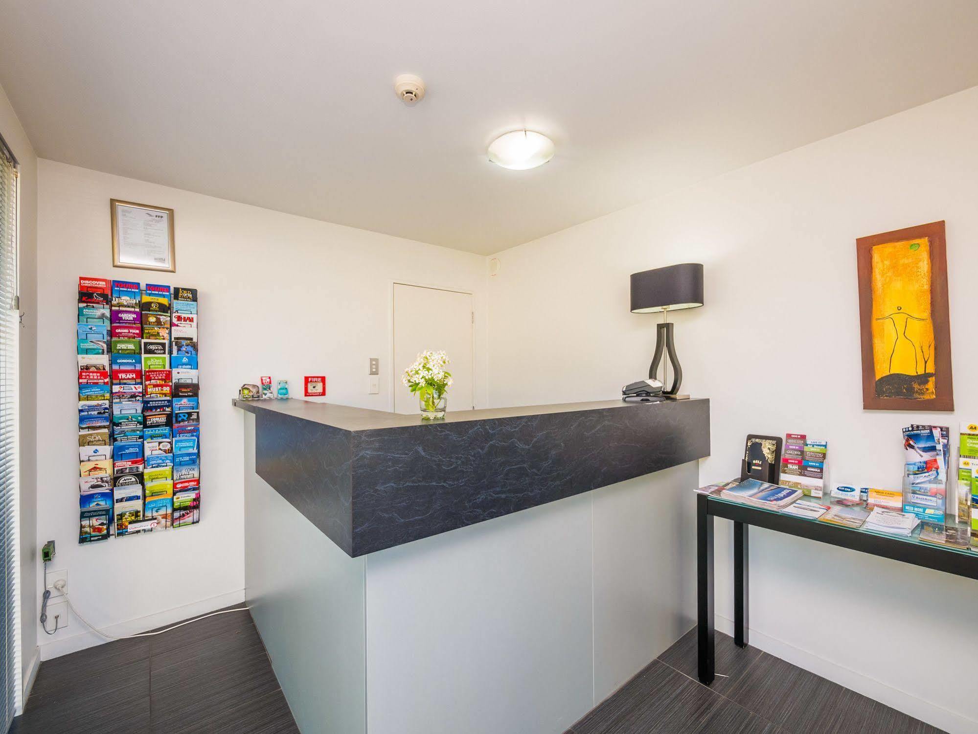 Bellano Motel Suites Christchurch Exteriér fotografie Reception at the hostel