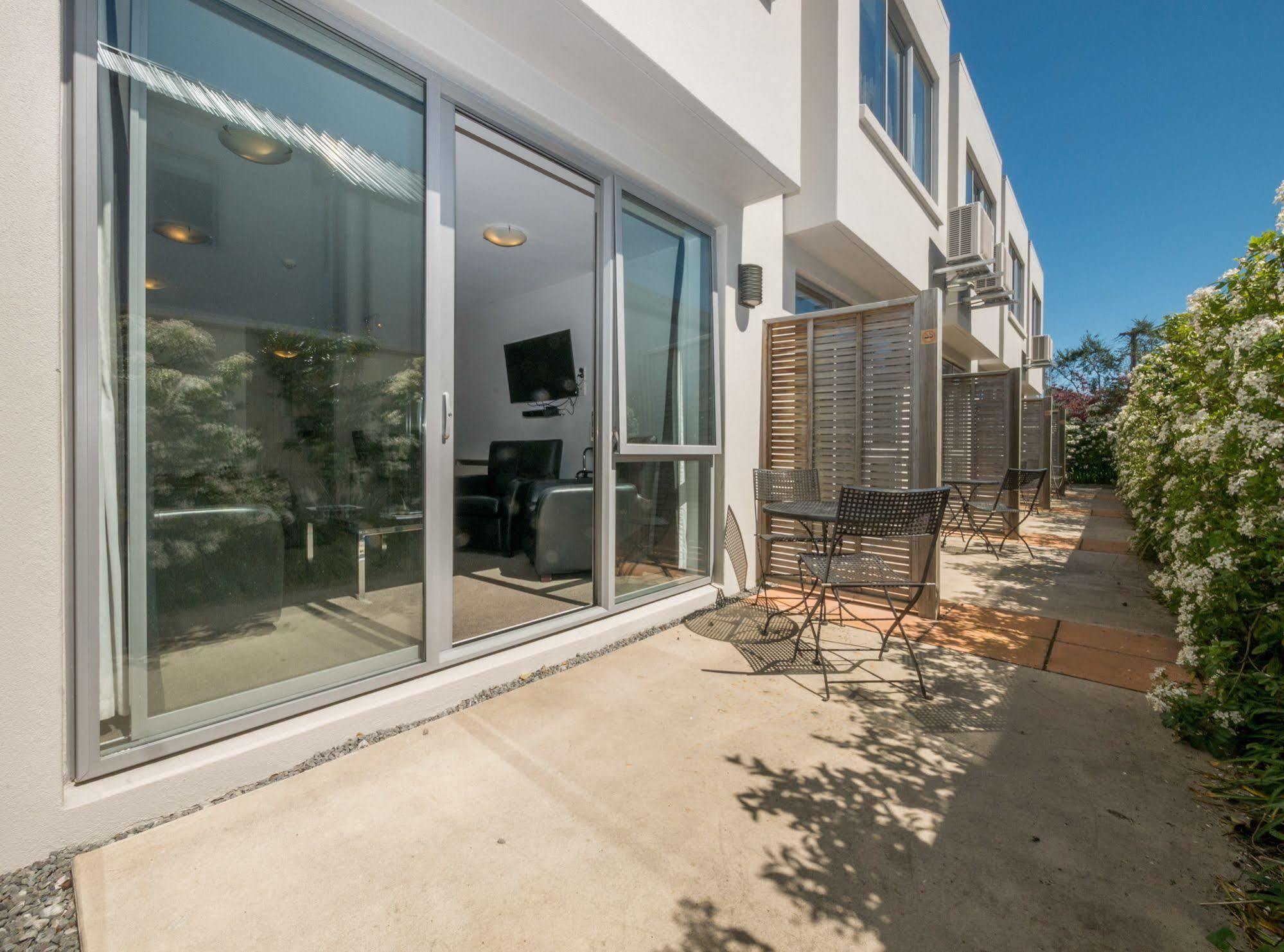 Bellano Motel Suites Christchurch Exteriér fotografie A typical courtyard at the complex
