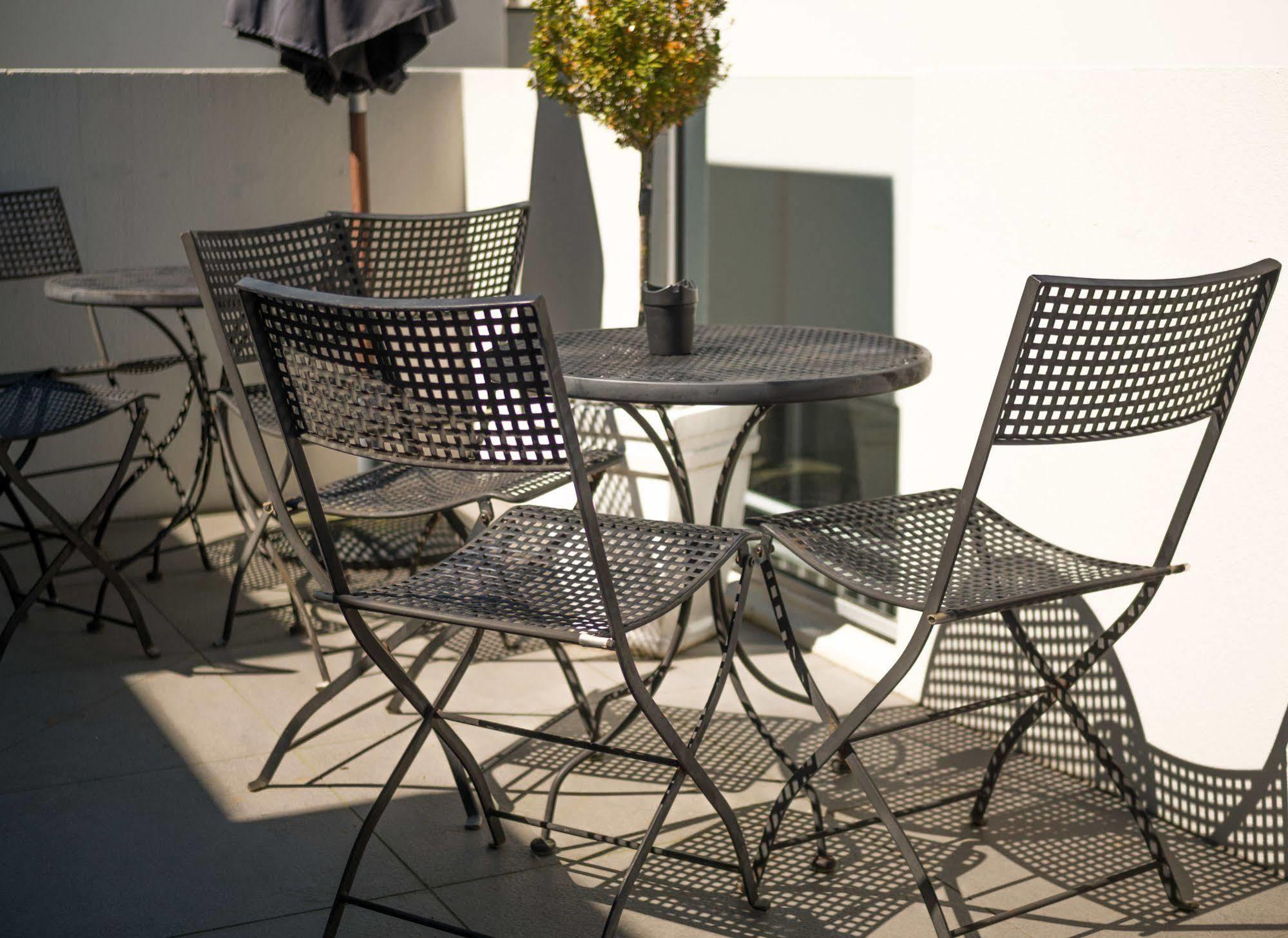 Bellano Motel Suites Christchurch Exteriér fotografie Bistro set