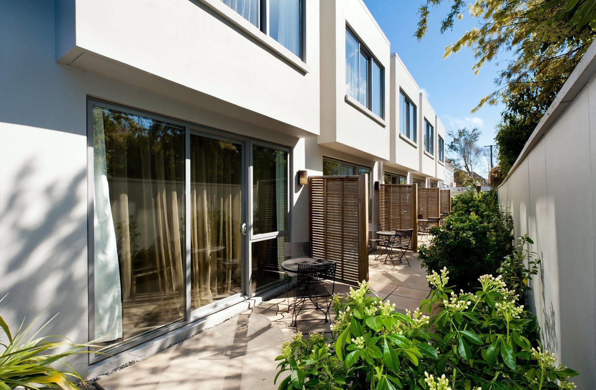 Bellano Motel Suites Christchurch Exteriér fotografie The hotel's courtyard